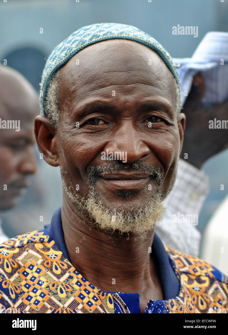 Porträt des Lächelns Muslim, Abidjan, Elfenbeinküste, Westafrika Stockfoto