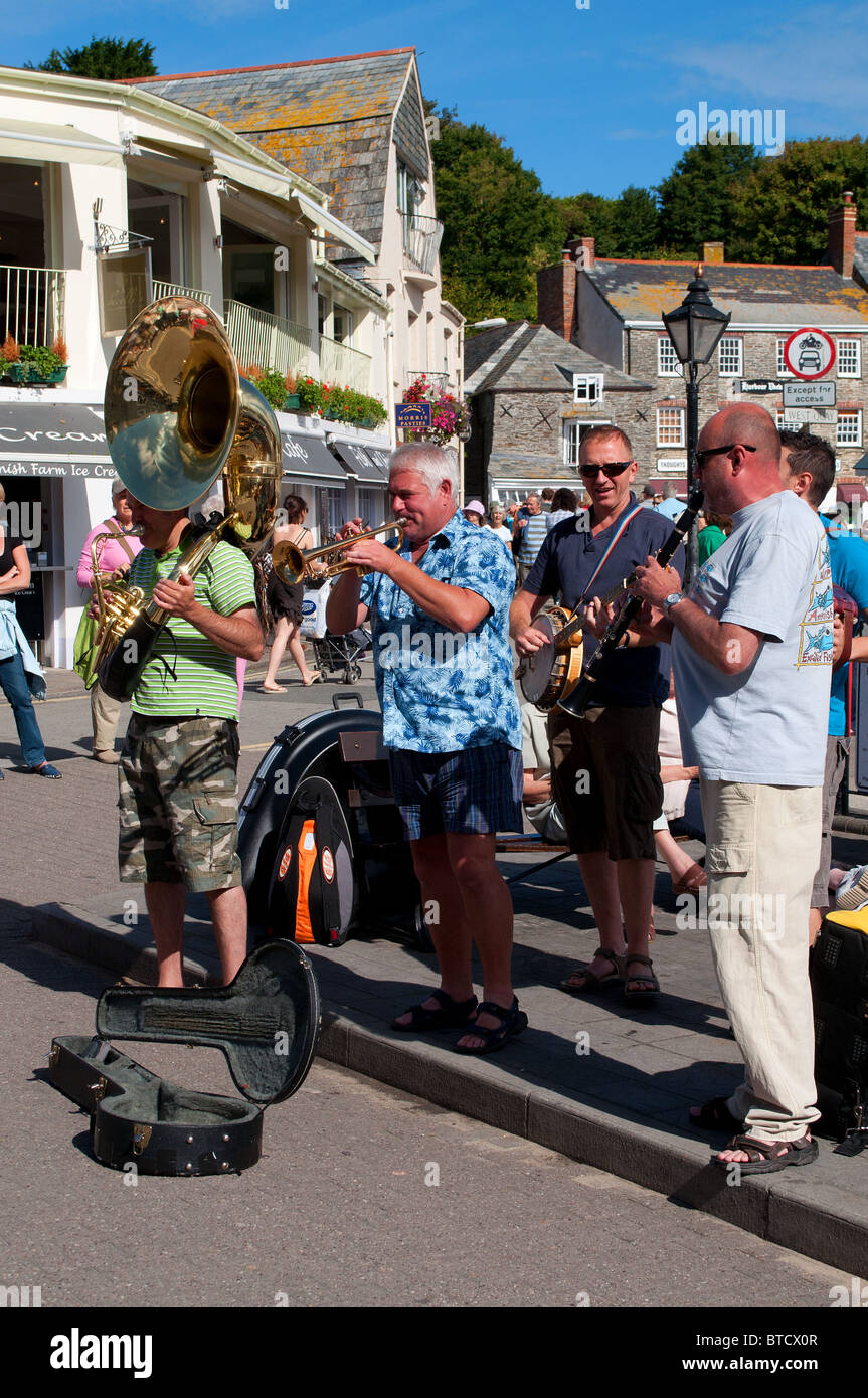 Straßenmusiker spielen am Hafen von Padstow, Cornwall, UK Stockfoto