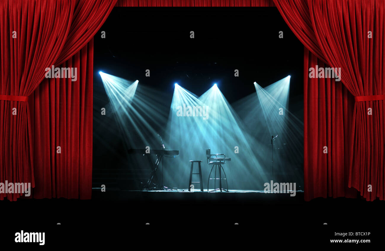 Konzertbühne mit großen roten Vorhängen mit Lichtern Stockfoto