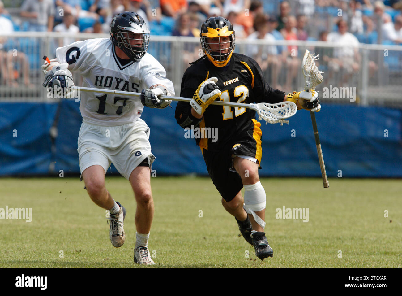 Ein Spieler der Towson University (R) greift wie ein Gegner der Georgetown University (l) bei einem NCAA Lacrosse Turnierspiel verteidigt. Stockfoto