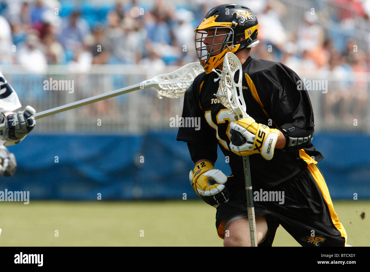 Ein Spieler der Towson University auf den Angriff gegen die Georgetown University bei einem NCAA Lacrosse Turnierspiel 16. Mai 2004. Stockfoto