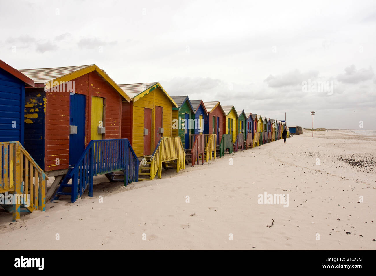 Multi farbige Strandhütten in Muizenberg, Kapstadt, an der Küste der False Bay, Südafrika Stockfoto