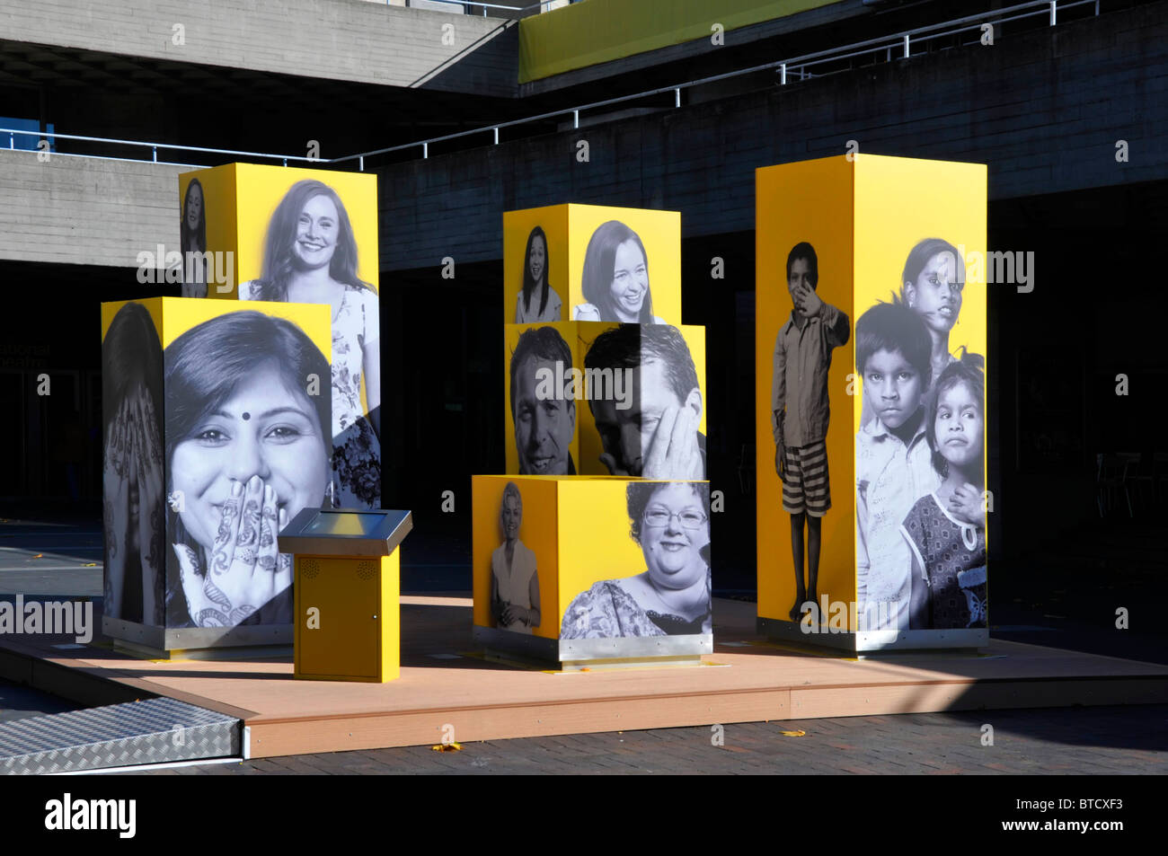 Foto-Display-Panels am National Theatre im Rahmen von Aviva "Sie sind The Big Picture" globale Werbekampagne Stockfoto