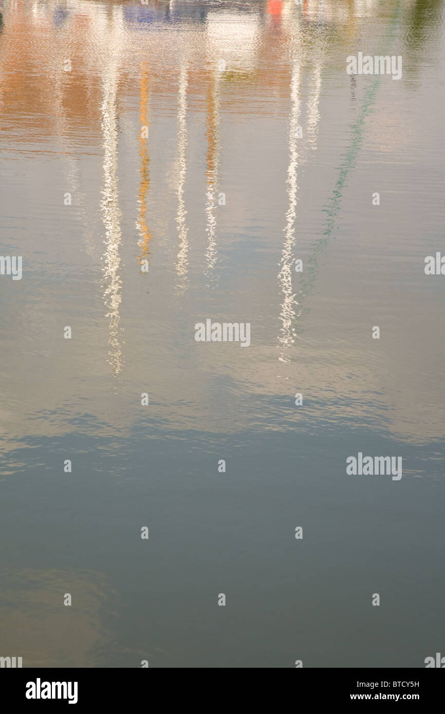 Yachten, spiegelt sich im Wasser von marina Stockfoto