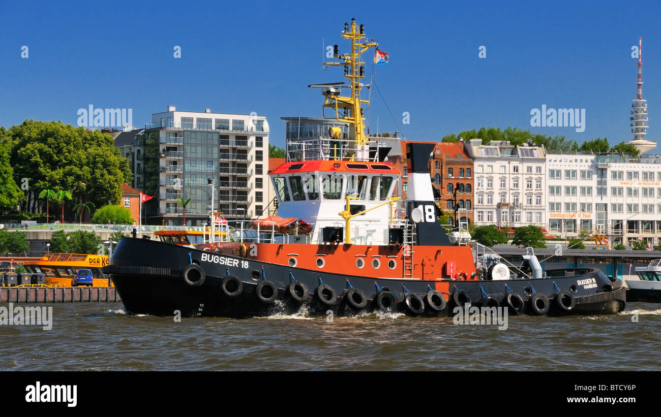 Schlepper auf der Elbe werden verwendet, um die großen Ozeandampfer zu navigieren in und aus dem Hafen Hamburg, Deutschland zu unterstützen. Stockfoto