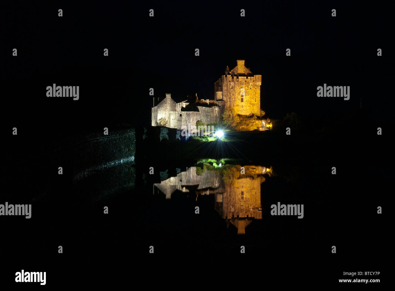 Eilean Donan Castle mit Spiegelung im Wasser Loch. Nachts beleuchtet. Westlichen Schottland. Stockfoto