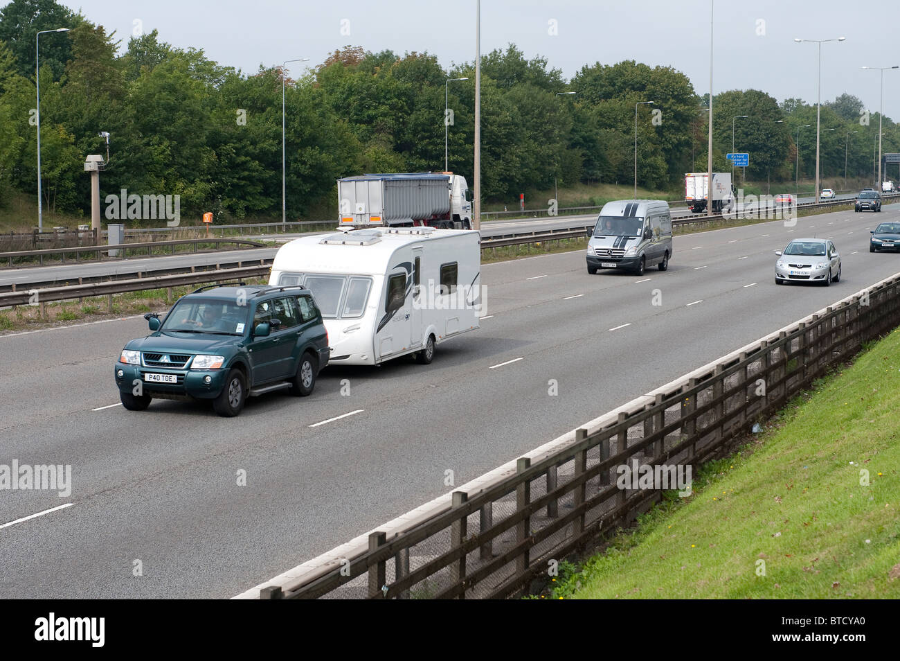 Wohnwagen abgeschleppt entlang einer Autobahn in England. Stockfoto