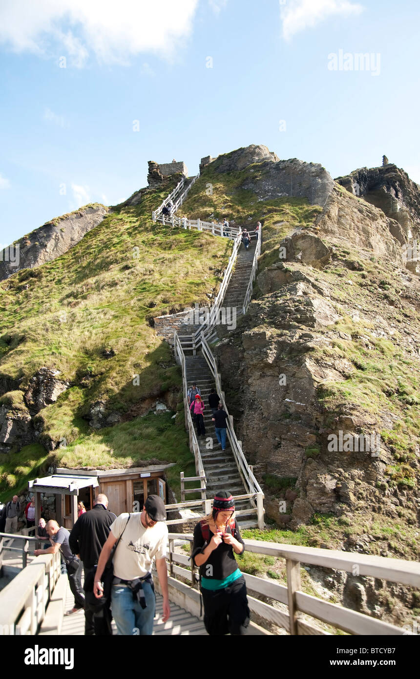 Wanderer Klettern steile Schritte in Richtung Tintagel Castel, North Cornwall, England, UK Stockfoto