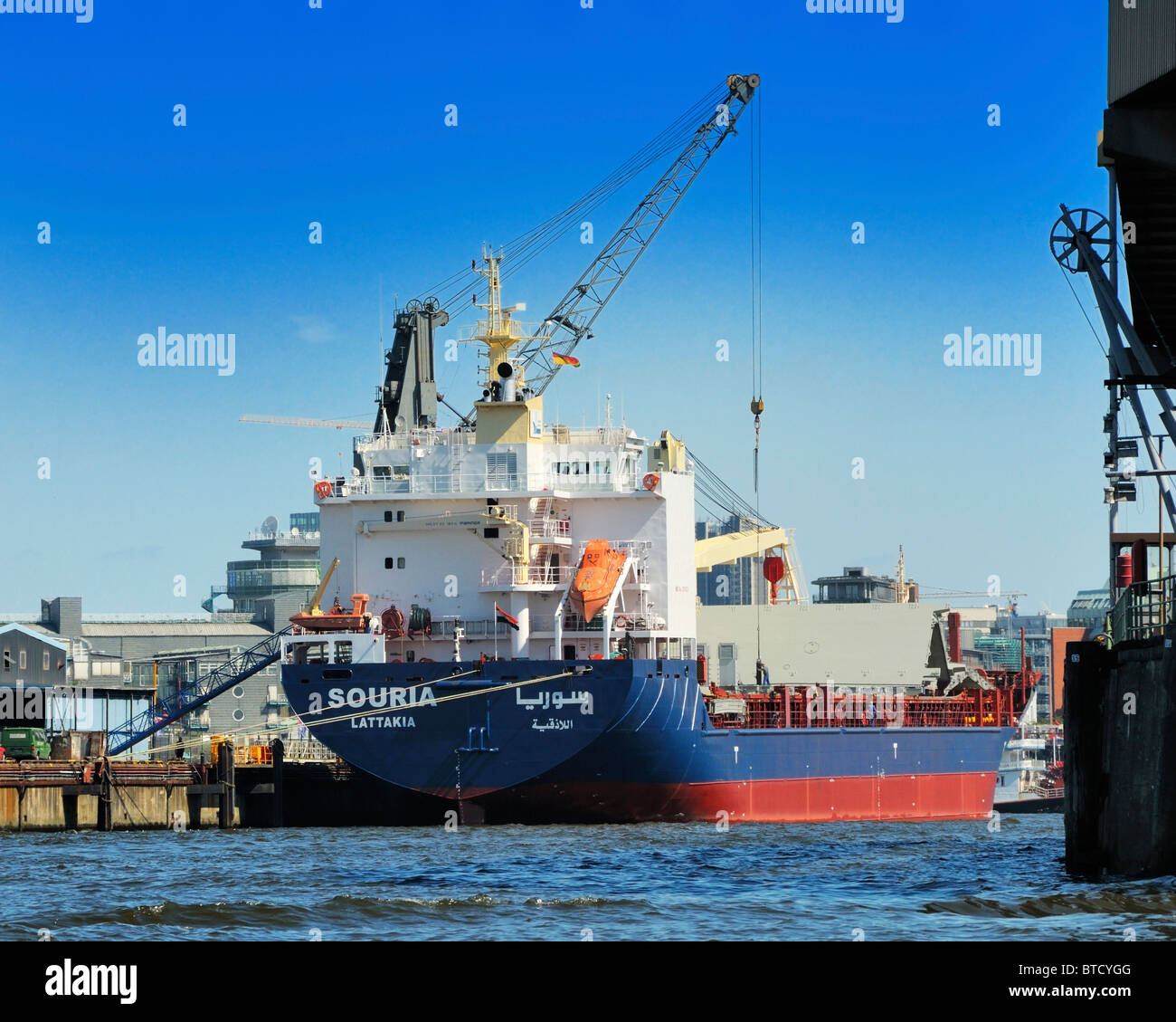 SOURIA (Rufzeichen), einem trockenen Frachtschiff fährt unter der Flagge der syrischen arabischen Republik, ist der Hafen Hamburg, Deutschland geladen. Stockfoto