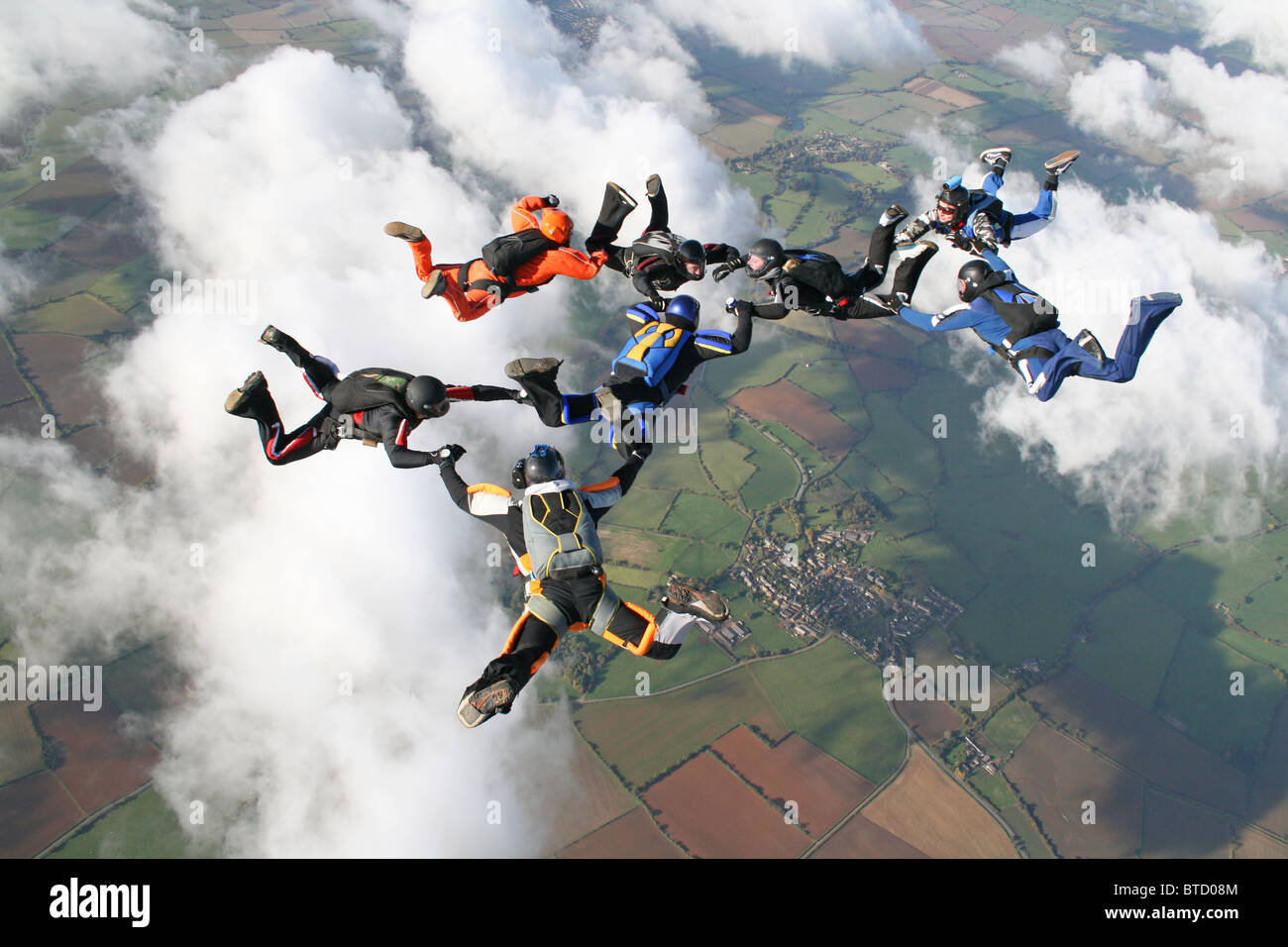 Acht Fallschirmspringer im freien Fall Stockfoto