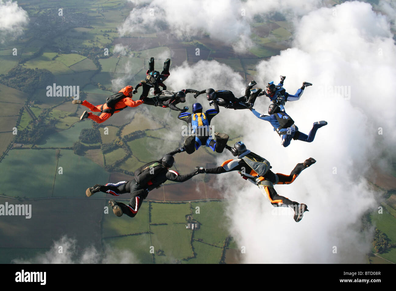 Neun Fallschirmspringer im freien Fall Stockfoto