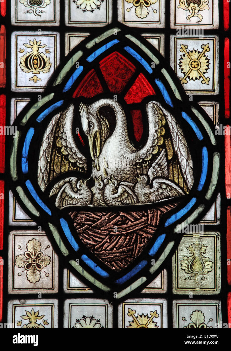 Ein Glasfenster von A. L. Moore Darstellung der Pelikan in ihrer Frömmigkeit, Withiel Florey Kirche, Somerset Stockfoto