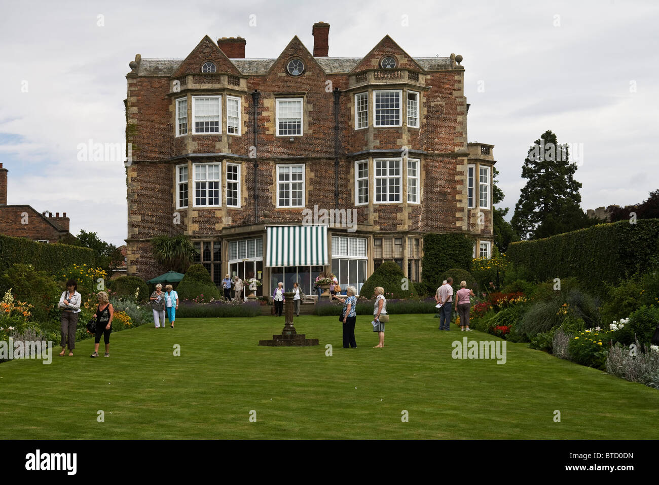 Die Gärten und die Halle in Goldsborough Hall, Nr Knaresborough, Yorkshire. Stockfoto