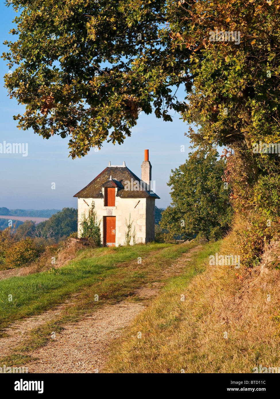 Kleines Hotel in der französischen Landschaft. Stockfoto