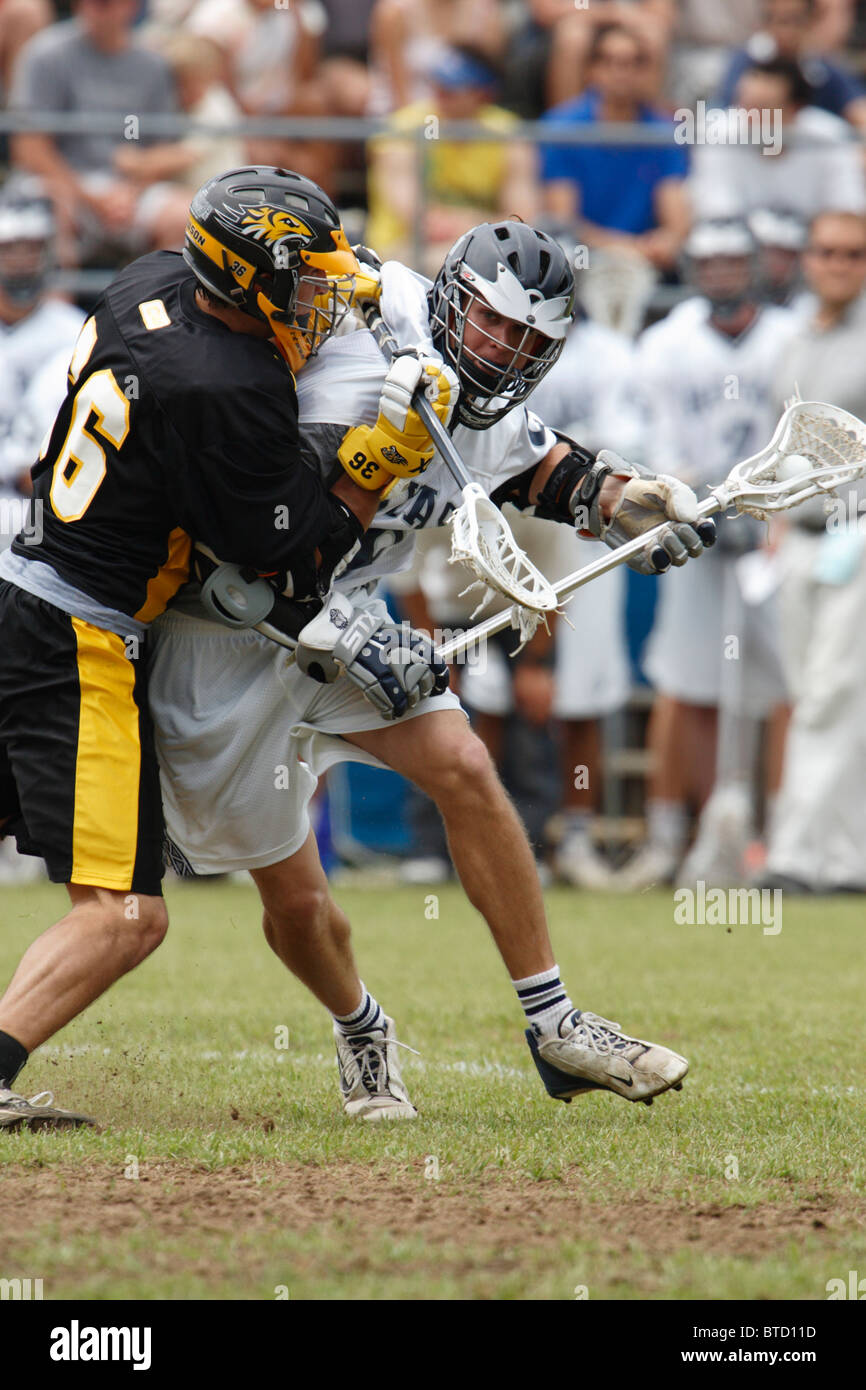 Ein Spieler der Georgetown University (R) kämpft einen Gegner der Towson University (l) bei einem NCAA Lacrosse Turnierspiel 16. Mai 2004 Stockfoto