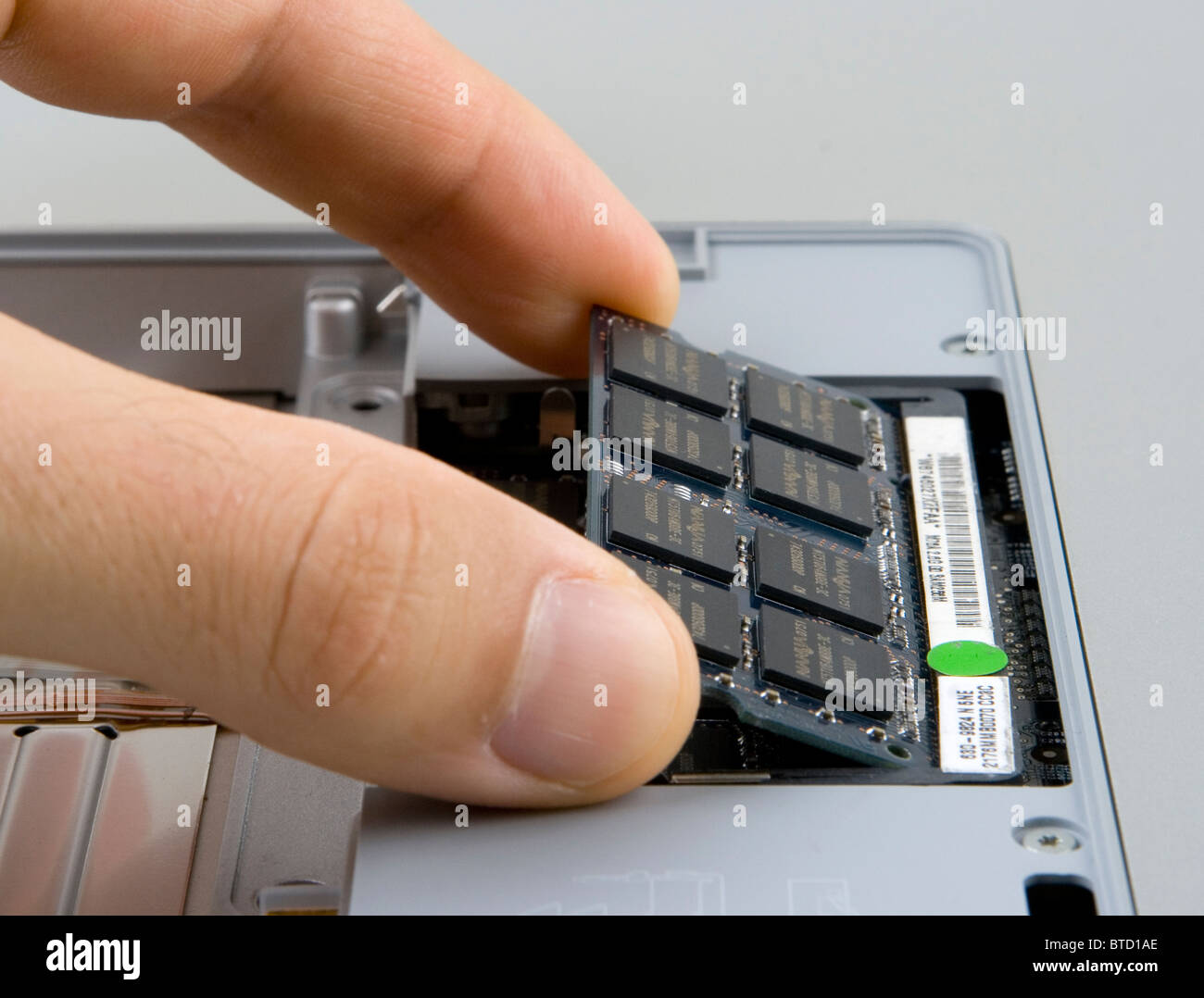 Hinzufügen, entfernen oder ersetzen von Arbeitsspeicher (RAM) in einem Notebook-computer Stockfoto