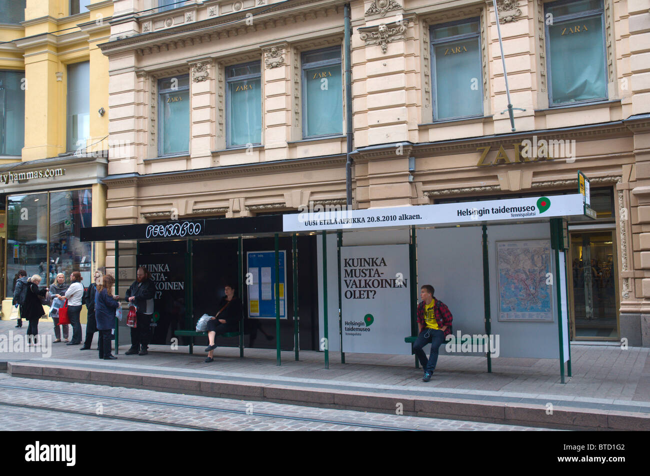 Straßenbahn Haltestelle Unterstände Aleksanterinkatu Straße Helsinki Finnland Mitteleuropa Stockfoto