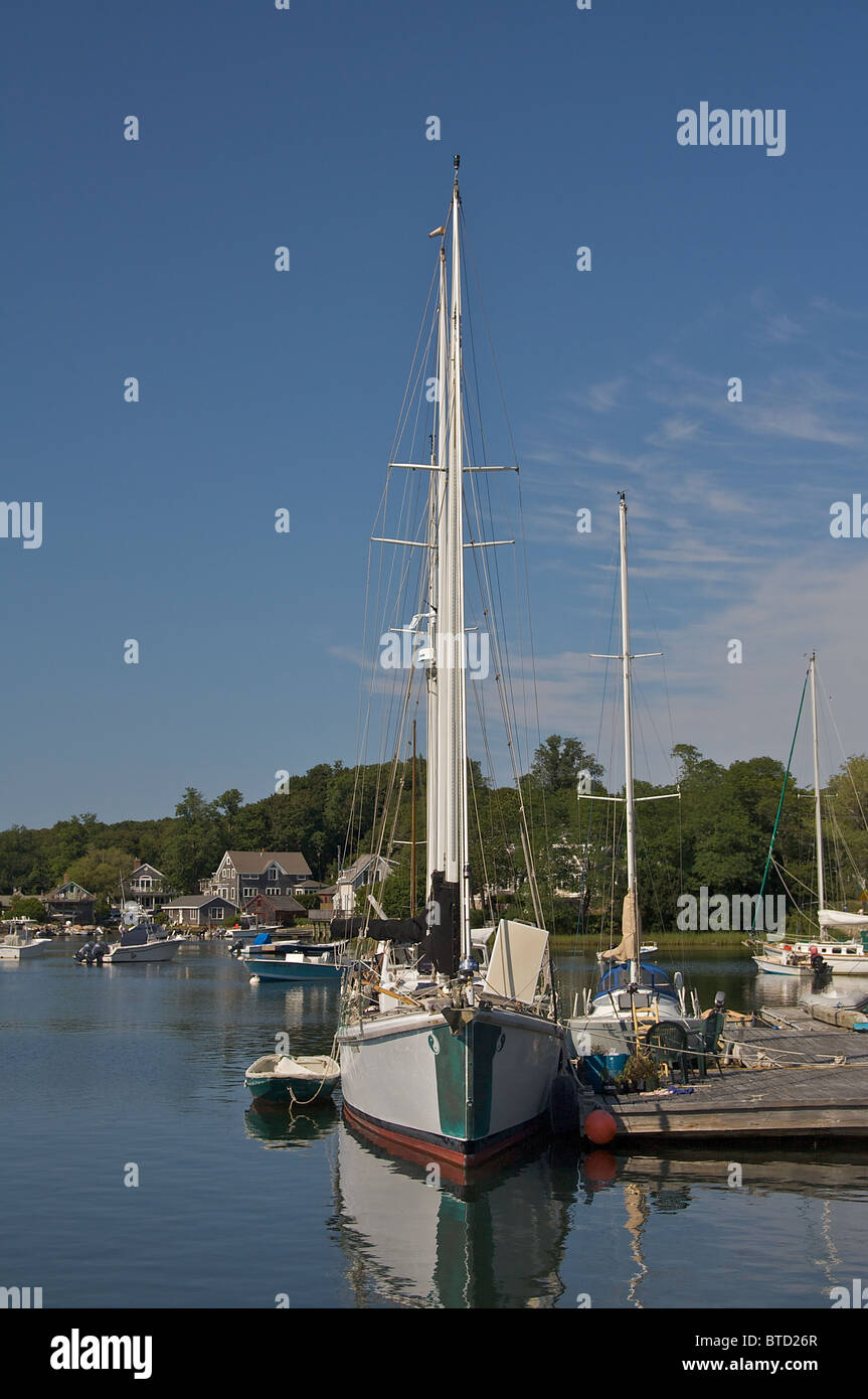 Boote im Hafen in Cape Cod Dorf von Woods Hole Stockfoto