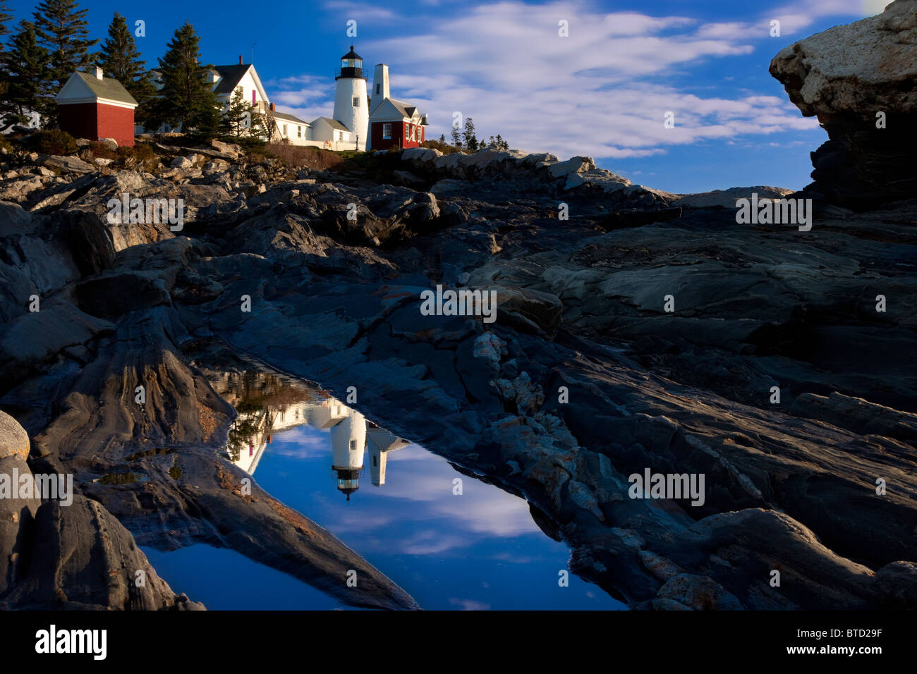 Am frühen Morgen Reflexion an Pemaquid Point Lighthouse - erbaut 1827, in der Nähe von Bristol Maine USA Stockfoto