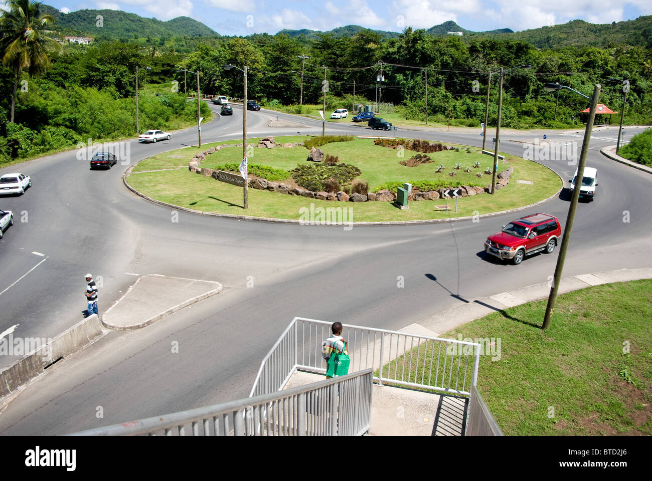 erhöhten Blick auf Choc Kreisverkehr mit wenig Verkehr Castries Gros Islet Autobahn St Lucia Stockfoto