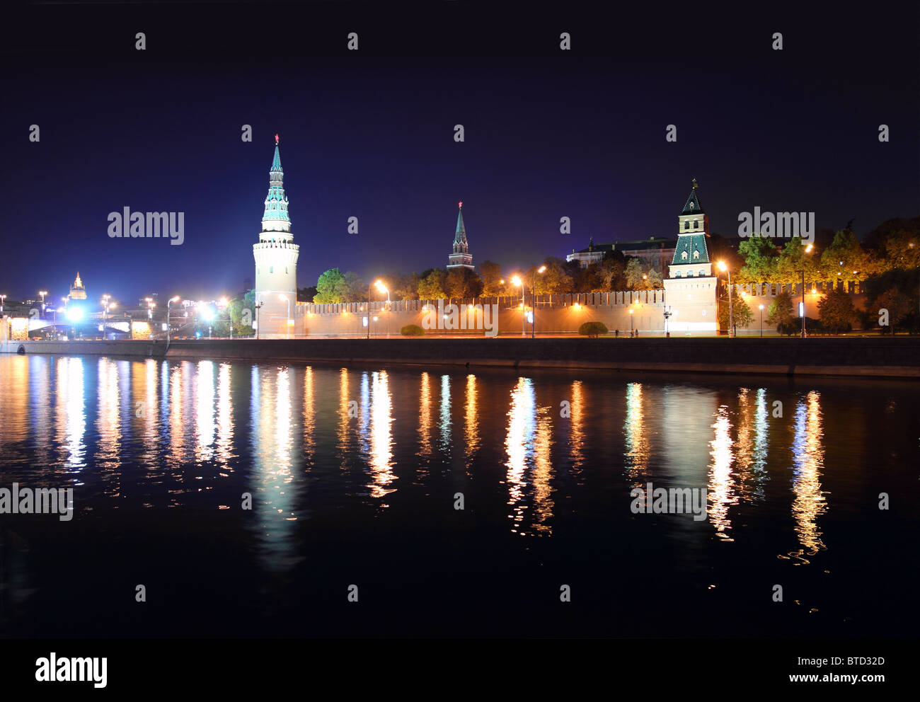 Blick auf den Kreml vom Fluss bei Nacht in Russland-Moskau Stockfoto