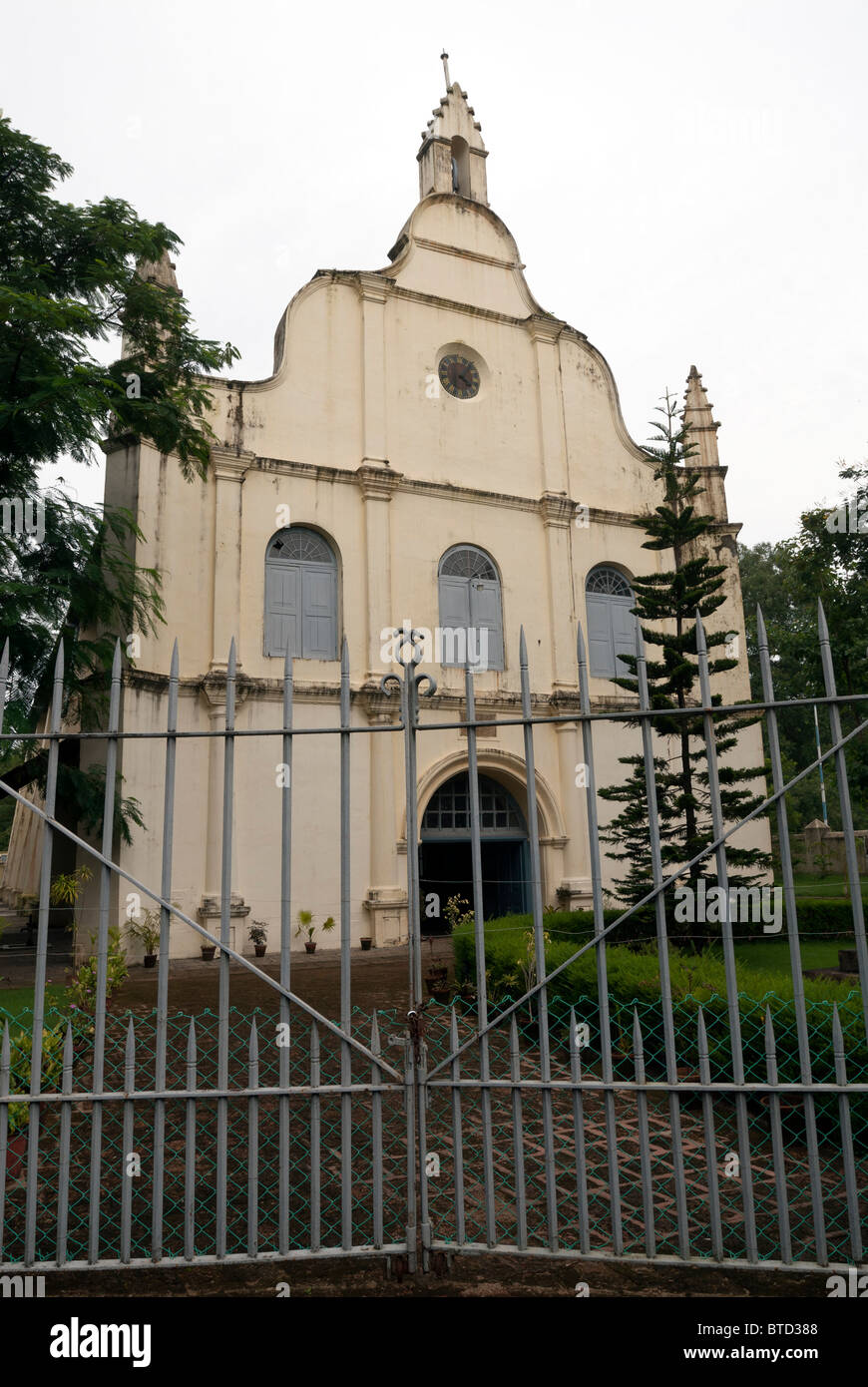 CSI Franziskanerkirche, in Kochi; Cochin, Kerala, gebaut im Jahre 1503, ist die älteste europäische Kirche in Indien. Stockfoto