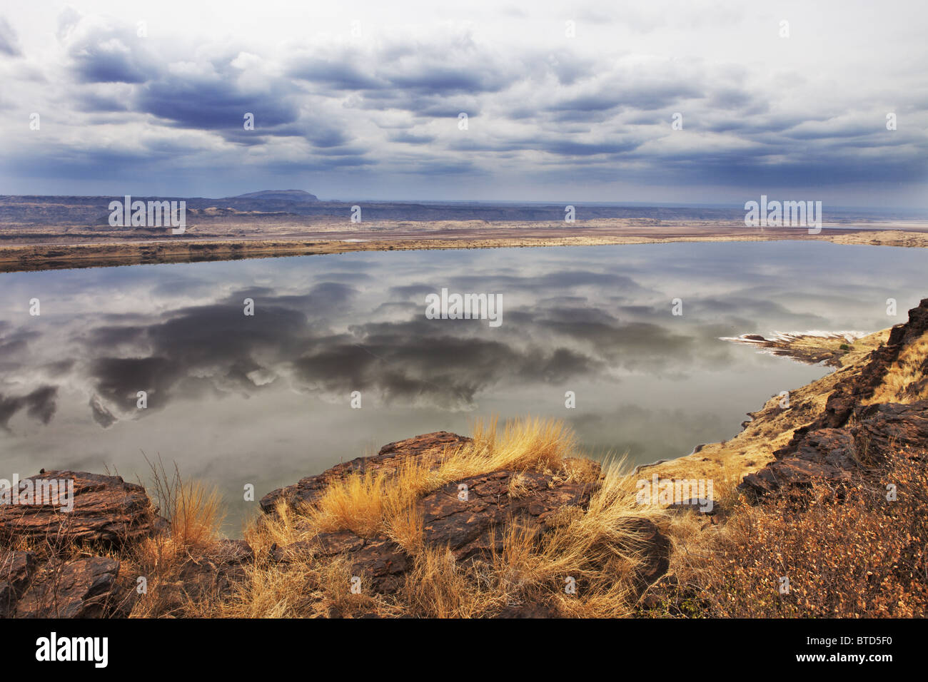 Blick auf Lake Magadi mit Wolken spiegeln sich in den stillen Wassern. Rift Valley. Kenia Stockfoto