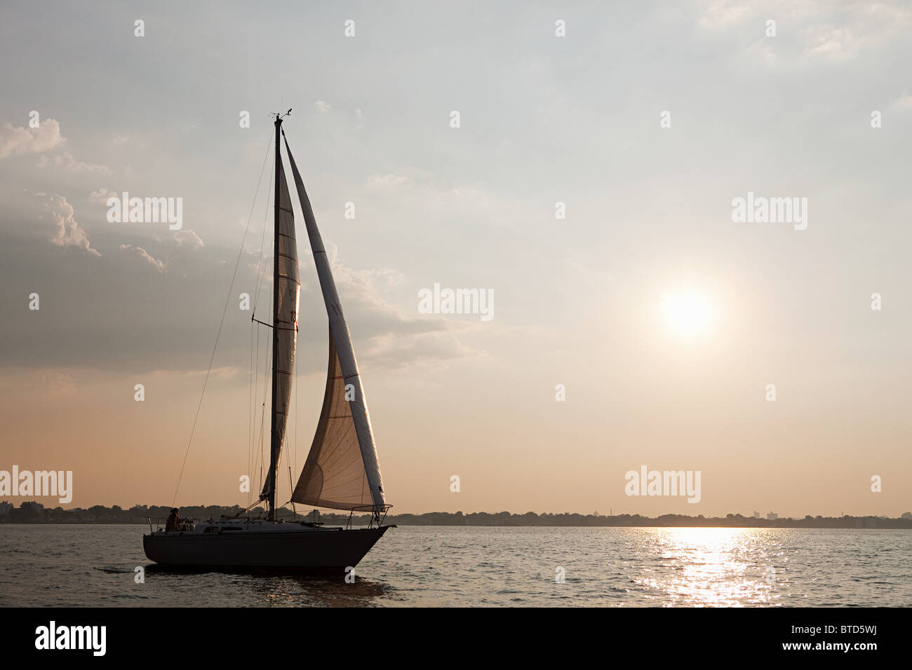 Yacht segeln am Meer in der Abenddämmerung Stockfoto