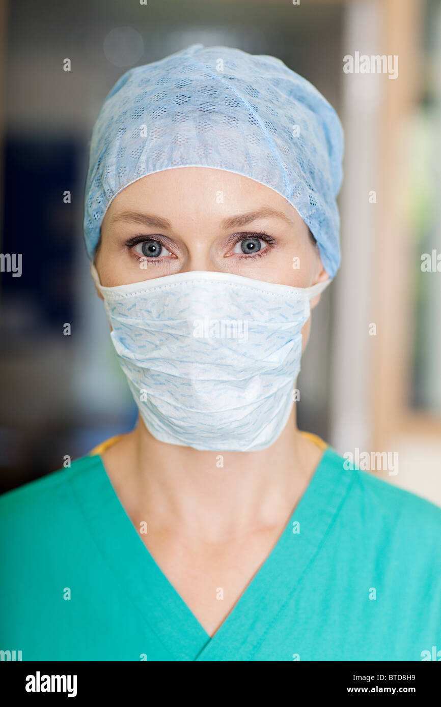 Weibliche Chirurg tragen Maske Stockfoto