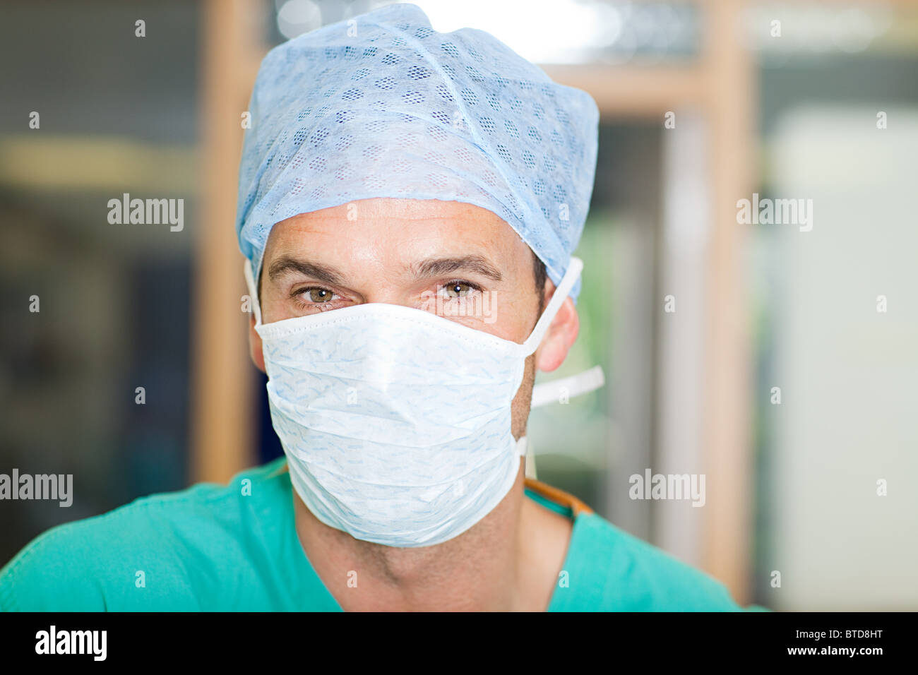Männliche Chirurg trug Maske und Kappe Stockfoto