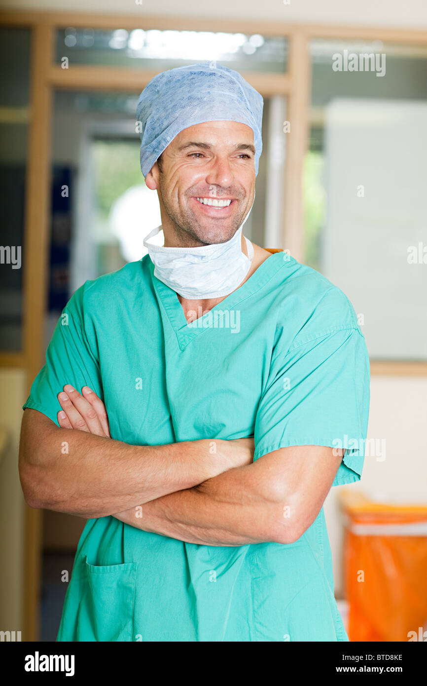 Männliche Chirurg in scrubs Stockfoto