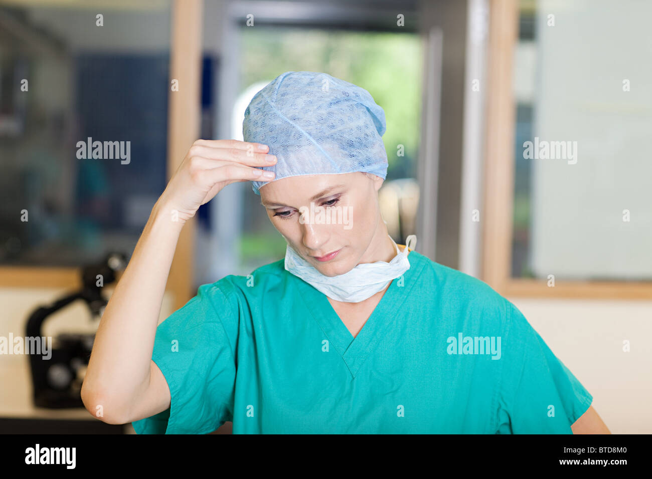 Weiblichen Chirurgen suchen gestresst Stockfoto
