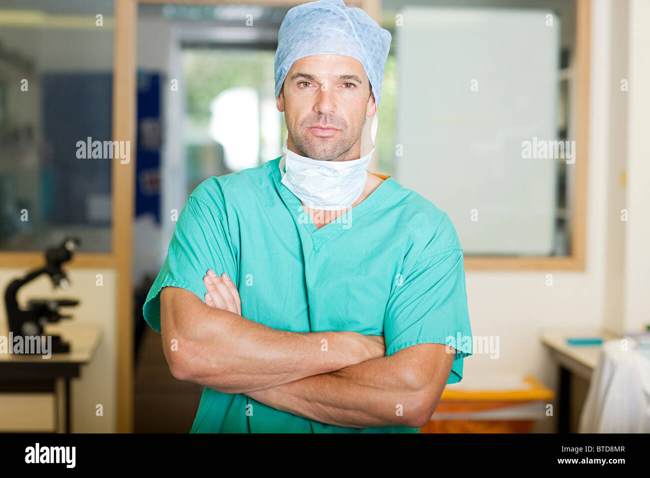 Männliche Chirurg in scrubs Stockfoto