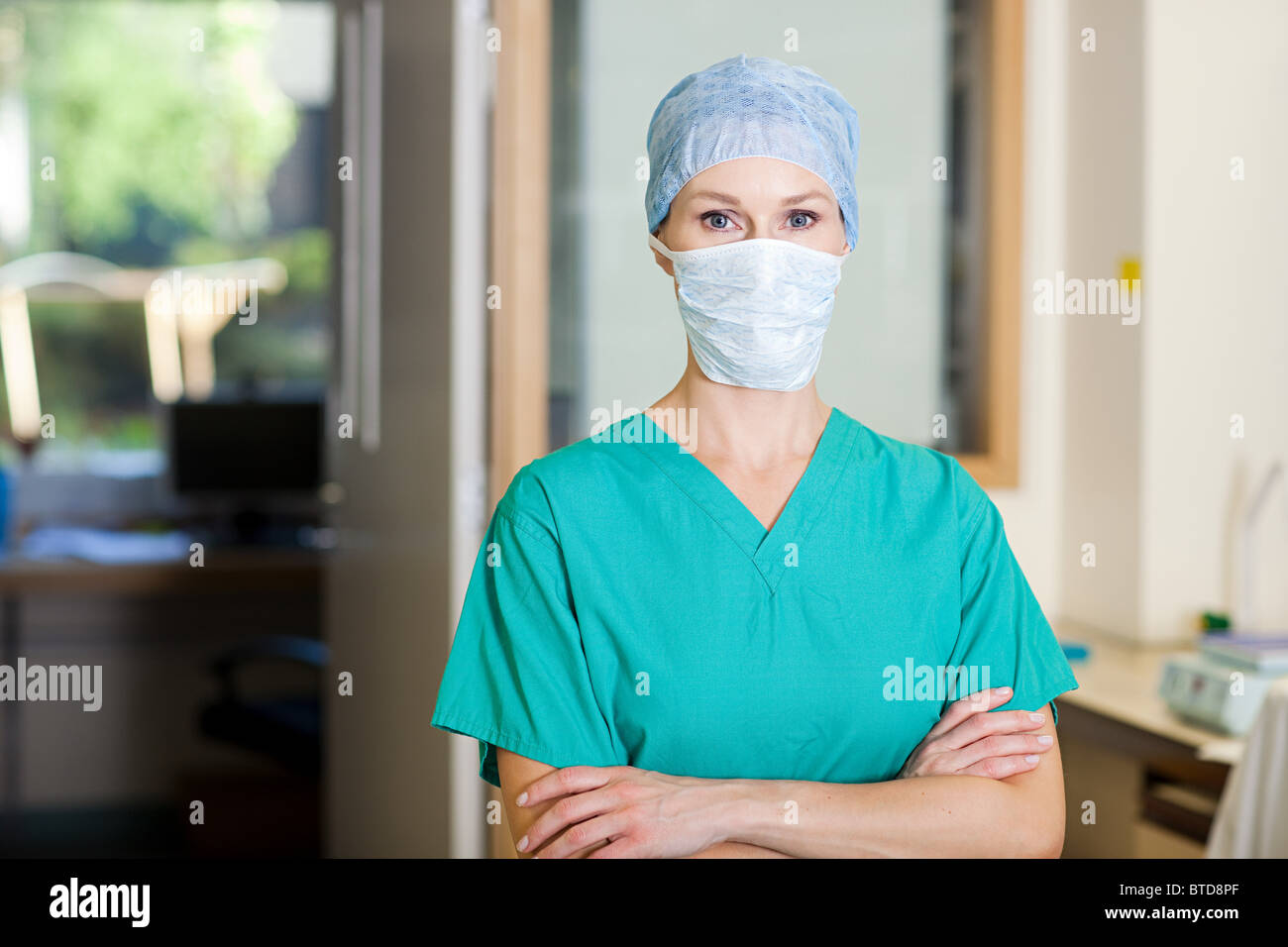 Weibliche Chirurg tragen Maske Stockfoto