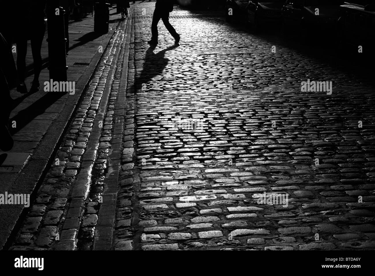 Silhouetten und Schatten auf dem Kopfsteinpflaster der Earlham Street, Seven Dials, Covent Garden, London, UK Stockfoto