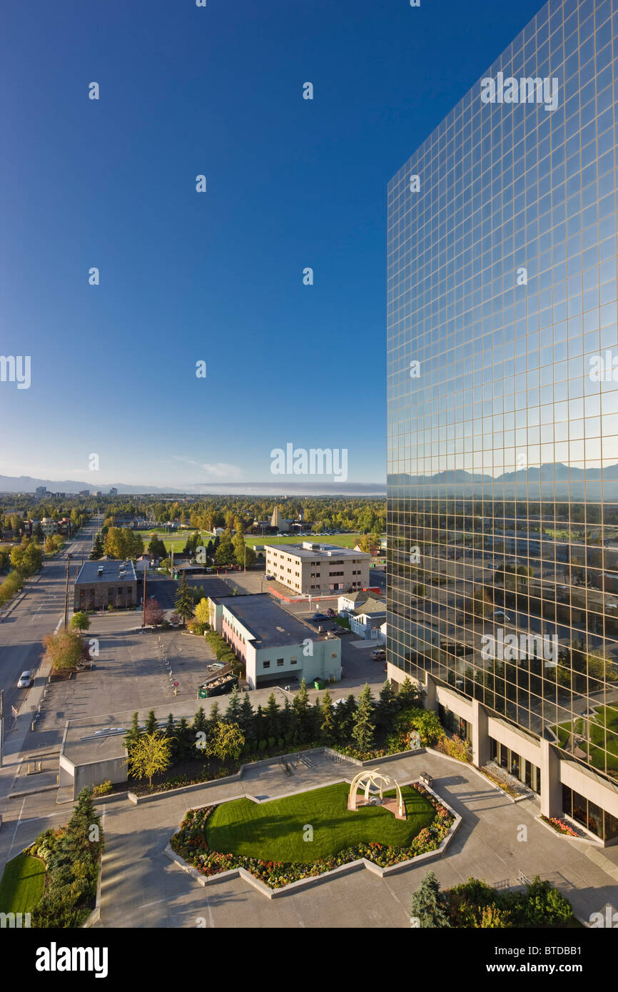 Morgen Blick auf das Robert B. Atwood-Bürogebäude in der Innenstadt von Anchorage, Alaska Yunan, Sommer Stockfoto