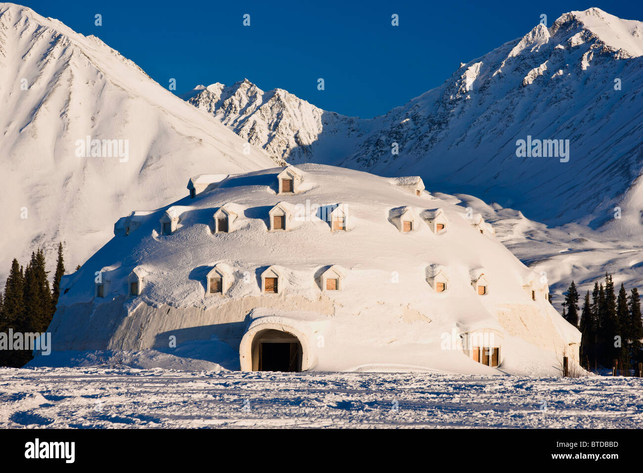 Iglu-Stadt, eine eindeutig Alaskan Architekturikone befindet sich auf dem George Parks Highway in der Nähe von Broad Pass, Alaska, Winter Stockfoto