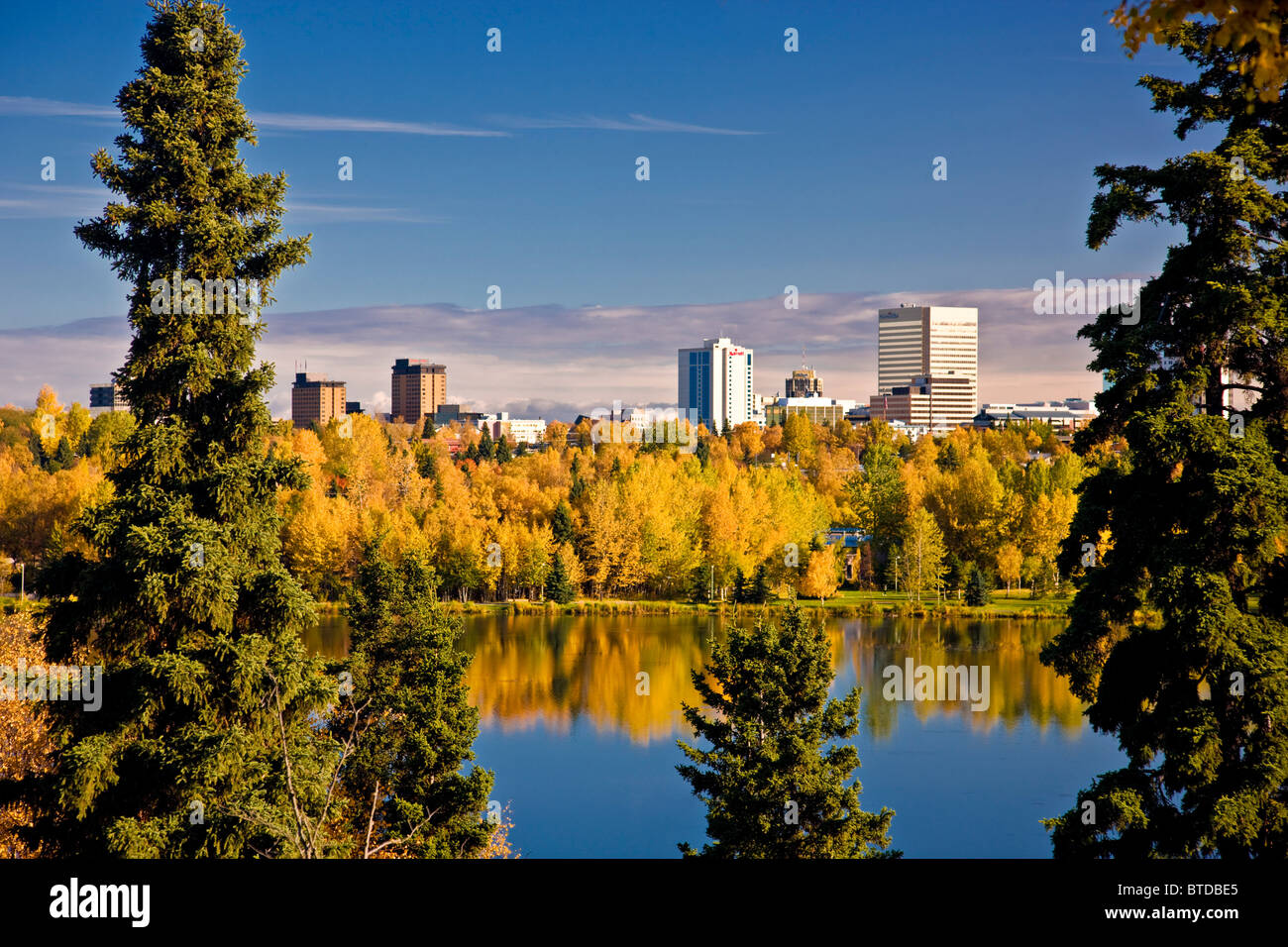 Blick auf die Innenstadt von Anchorage und Westchester Lagune an einem sonnigen Tag in Yunan Alaska Stockfoto