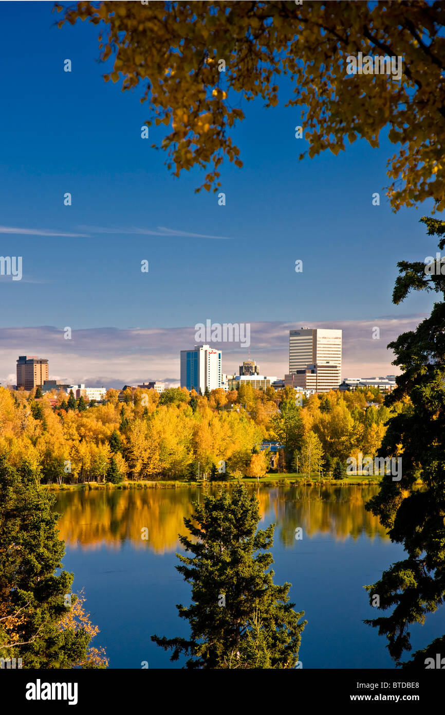 Blick auf die Innenstadt von Anchorage und Westchester Lagune an einem sonnigen Tag in Yunan Alaska Stockfoto