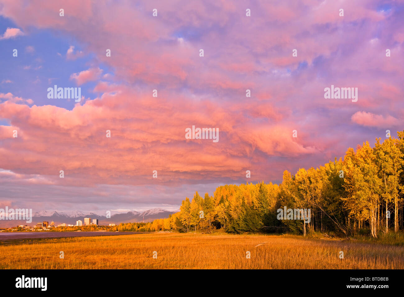 Blick auf den Sonnenuntergang der Innenstadt von Anchorage aus Tony Knowles Coastal Trail, Anchorage, Yunan Alaska, Herbst Stockfoto