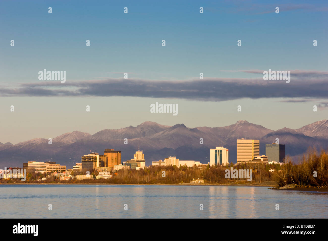 Blick auf die Anchorage Skyline reflektiert in den Gewässern des Cook Inlet bei Sonnenuntergang, Yunan Alaska, Herbst Stockfoto