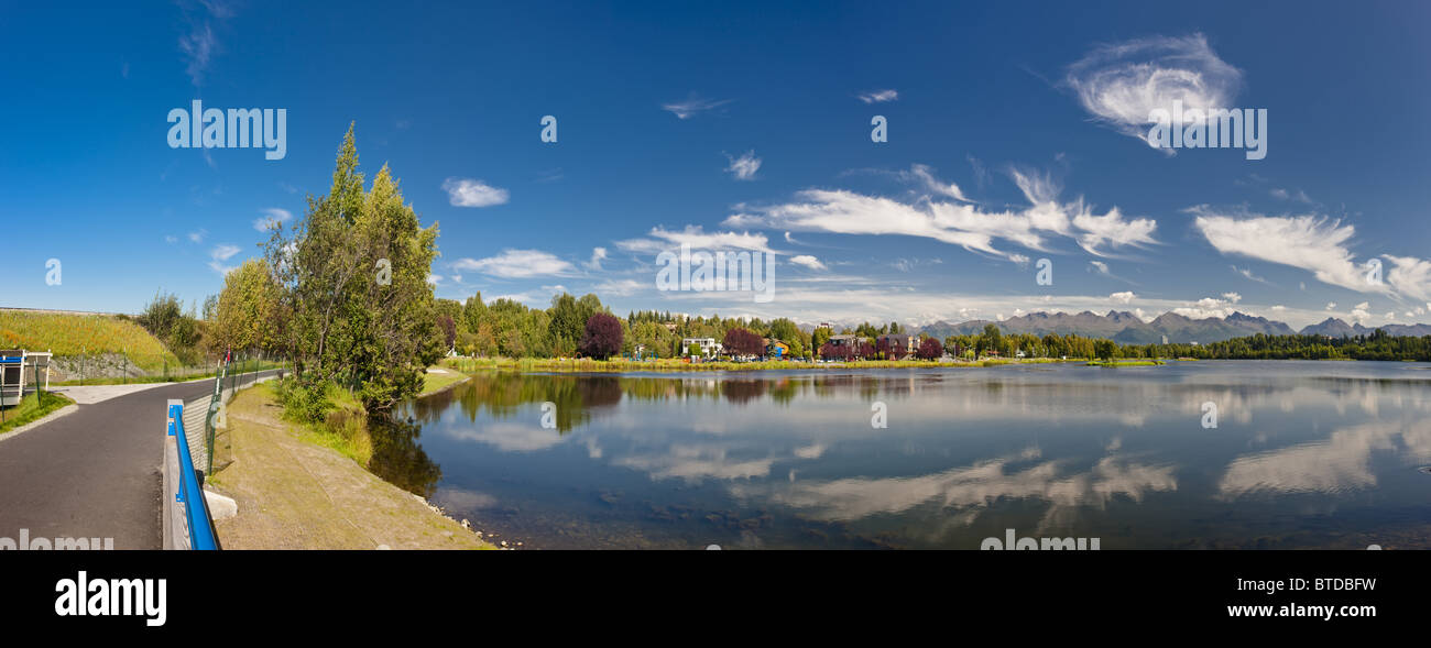 Blick über die Lagune Westchester aus der Tony Knowles Coastal Trail im Sommer, Anchorage, Yunan Alaska Stockfoto