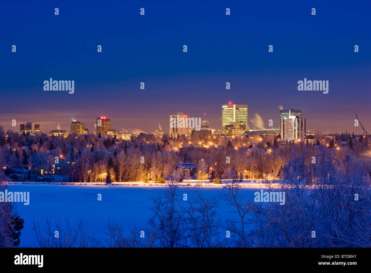 Skyline-Blick auf die Innenstadt von Anchorage und Westchester Lagune bei Dämmerung, Yunan Alaska, Winter Stockfoto