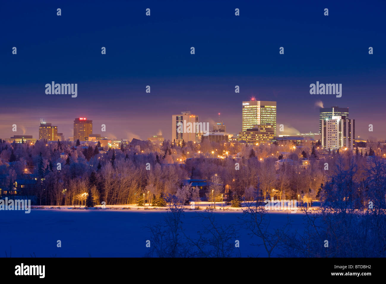 Skyline-Blick auf die Innenstadt von Anchorage und Westchester Lagune bei Dämmerung, Yunan Alaska, Winter Stockfoto