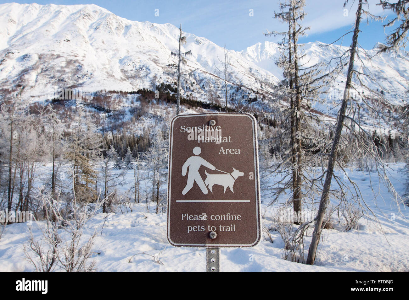 Sensiblen Lebensraum Bereich Schild Warnung Menschen beschränken, ihre Haustiere zu den Wanderwegen am Meile 60,8 von Seward Highway, Alaska Stockfoto