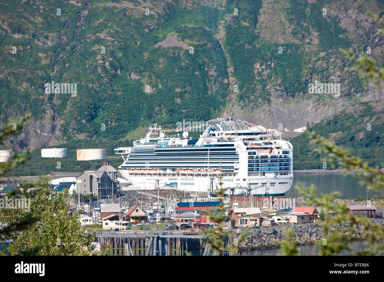 Blick auf die * Diamond * Prinzessin Kreuzfahrtschiff in die Stadt und den Hafen von Whittier im Sommer, Yunan Alaska angedockt Stockfoto
