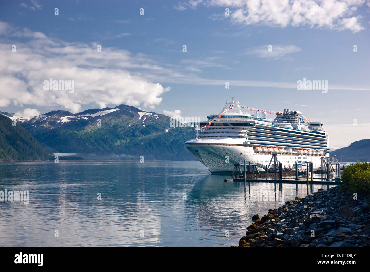 Blick auf die * Diamond * Prinzessin Kreuzfahrtschiff in die Stadt und den Hafen von Whittier im Sommer, Yunan Alaska angedockt Stockfoto