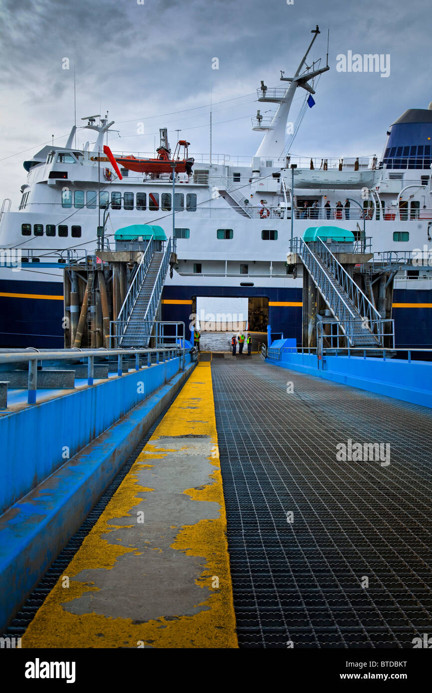 Fluggästen die Alaska Marine Highway M/V Columbia Ferry in Wrangell an einem bewölkten Tag, südöstlichen Alaska, Sommer Stockfoto