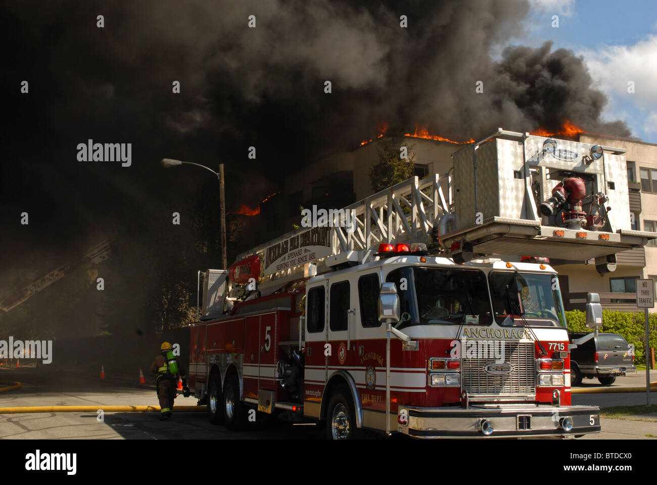 Anchorage Feuerwehr Station fünf reagiert auf ein massives Feuer in Eigentumswohnungen in der Innenstadt, Anchocrage, Alaska Stockfoto