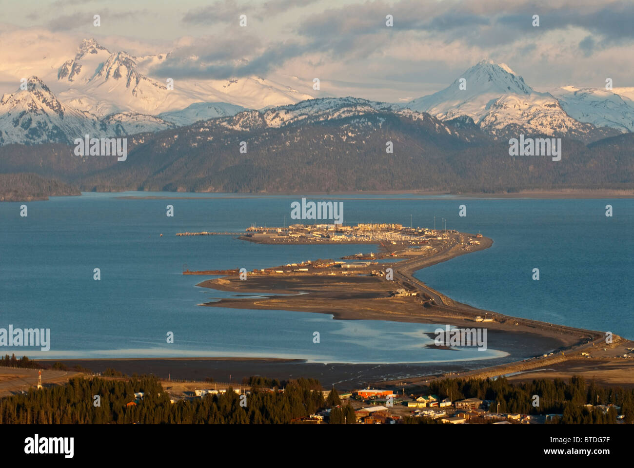 Blick auf den Homer Spit, Kenai Mountains und Kachemak Bay bei Sonnenuntergang, Halbinsel Kenai, Alaska Yunan, Frühling Stockfoto